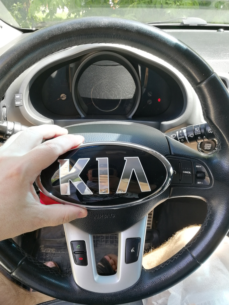 Замена эмблемы задней двери. Блокбастеръ! — KIA Sportage (3G), 2 л, 2012  года | своими руками | DRIVE2