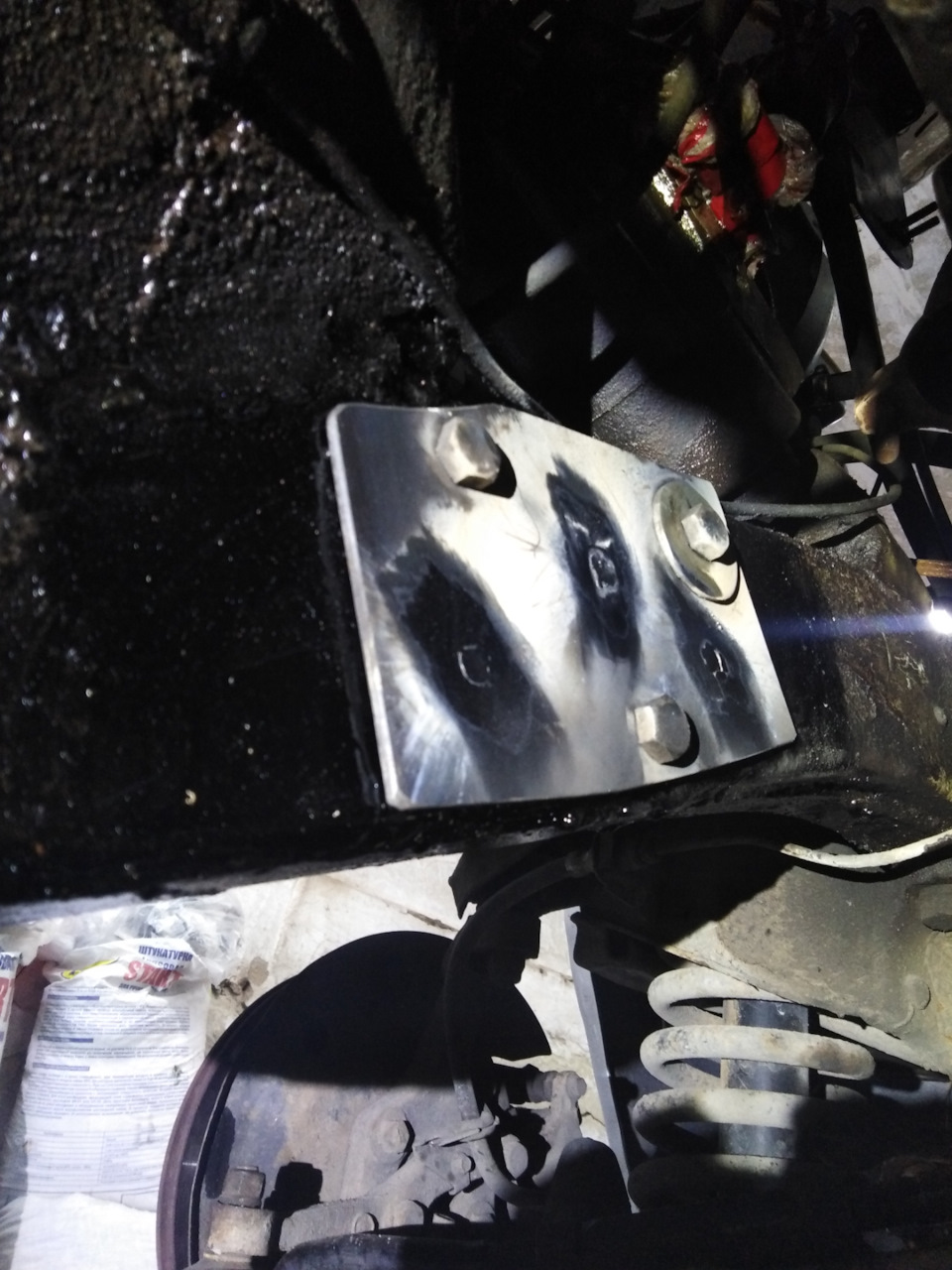 Потёк нижний сальник рулевого редуктора — ГАЗ 31105, 2,3 л, 2006 года ...