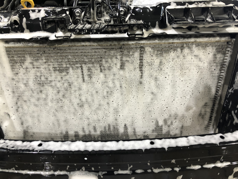 Промыл радиатор. Замена внешнего сальника коленвала. Подтяжка ремня ...