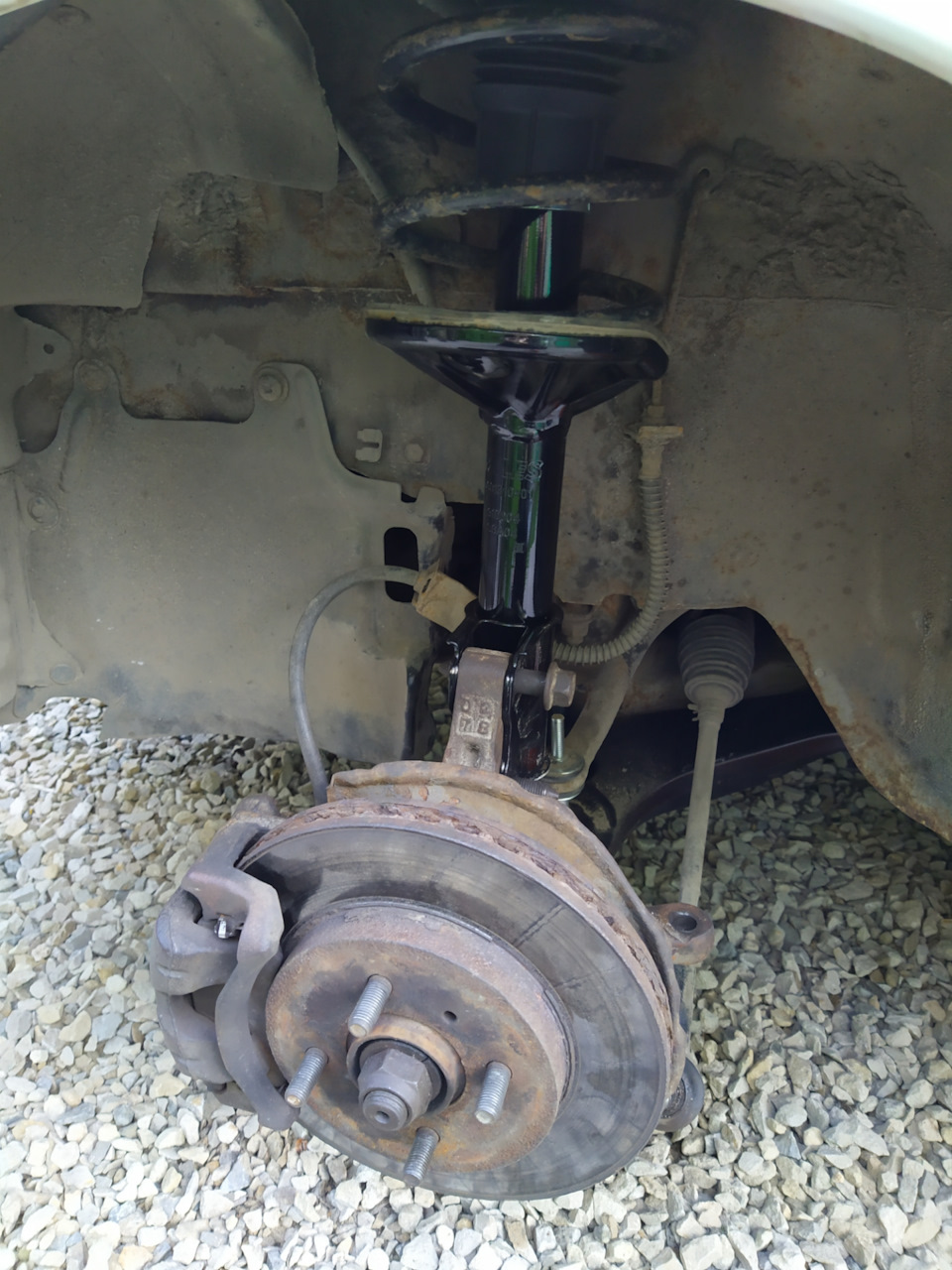 Новый аморт — Mitsubishi Cedia