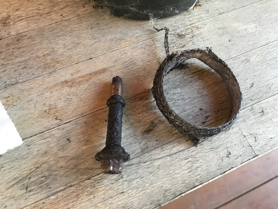 Замена кольца-прокладки приемной трубы — Toyota Verso, 1,8 л, 2010 года ...