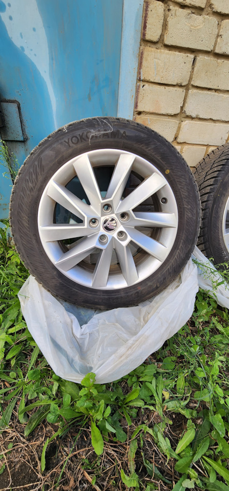 Шины зимние шипованные Yokohama 215/55 R17 на Volkswagen Arteon, Skoda ...