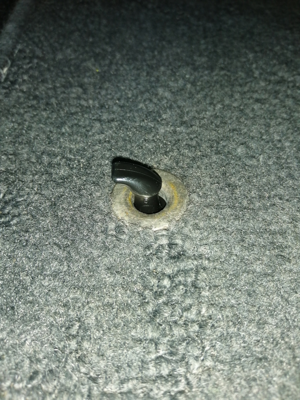 Крепление коврика водителя — Toyota Vitz (10), 1 л, 2004 года ...