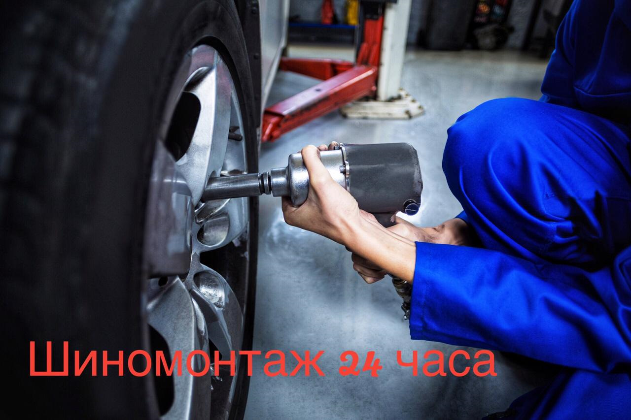 Смена колес. Замена колеса. Механик снимает колесо. Tyre fitting Toyota. Wheel Replacement car.