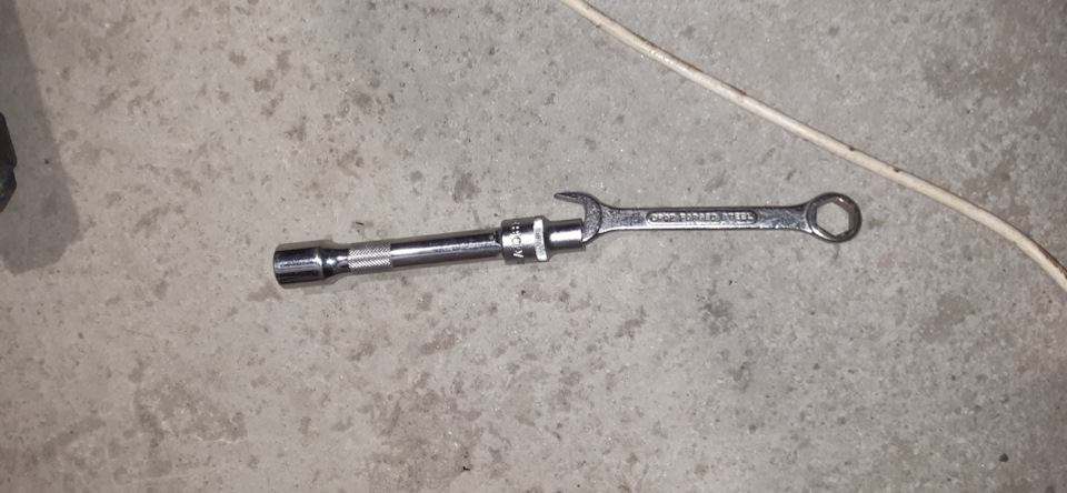 Нижние гайки торцевой трещоткой не затянуть, поэтому в помощь накидной ключ и его нарастил удлинителем. — Skoda Rapid (1G)