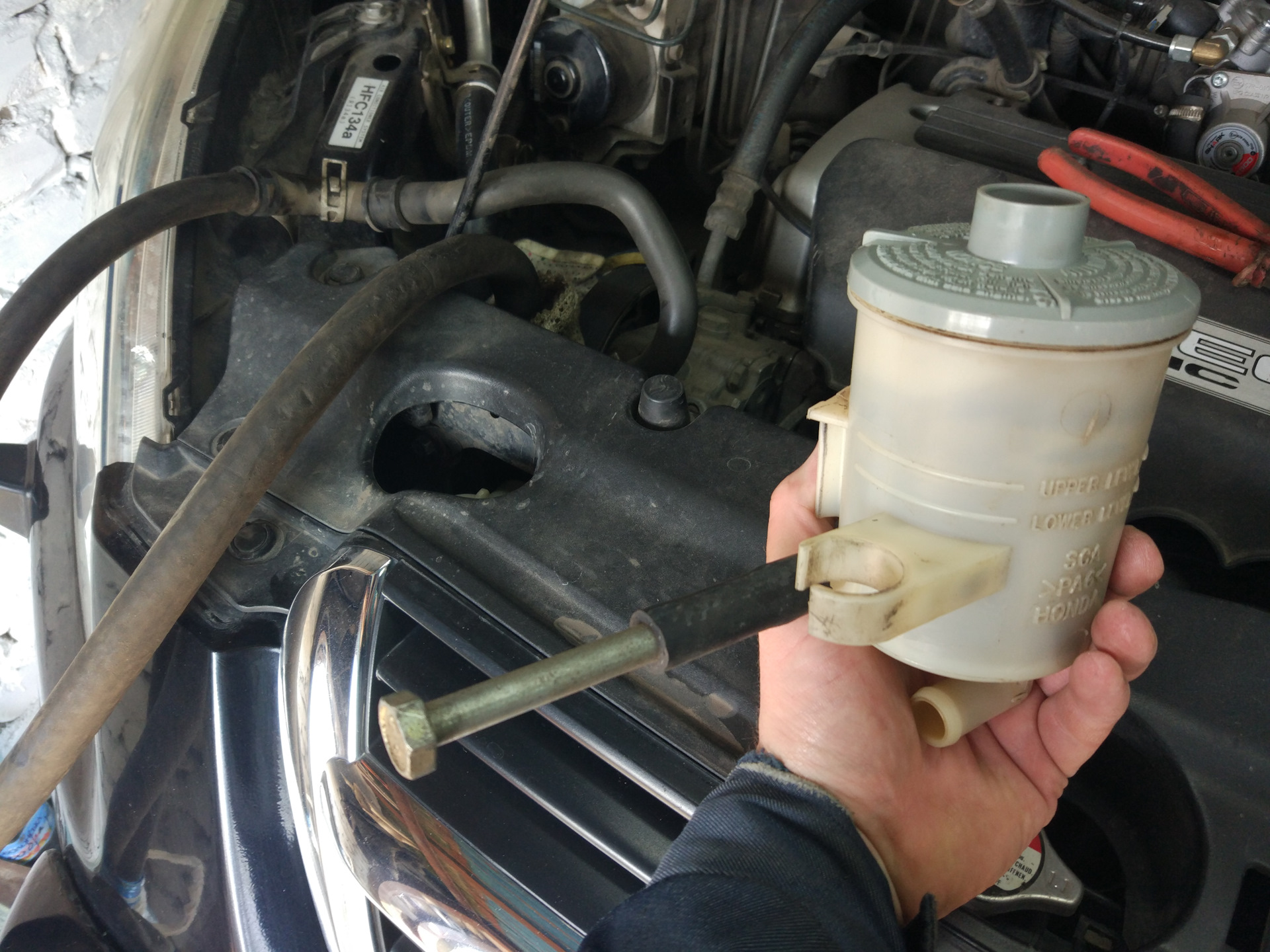 Сколько заливается масла в гур. Honda CRV 2007 2.0 бачок ГУР. Honda CR-V 3 2.4 фильтр ГУР. Долив жидкости ГУР В Honda CR-V 2013-14. Бачок жидкости для сцепления Honda CRV 2004.