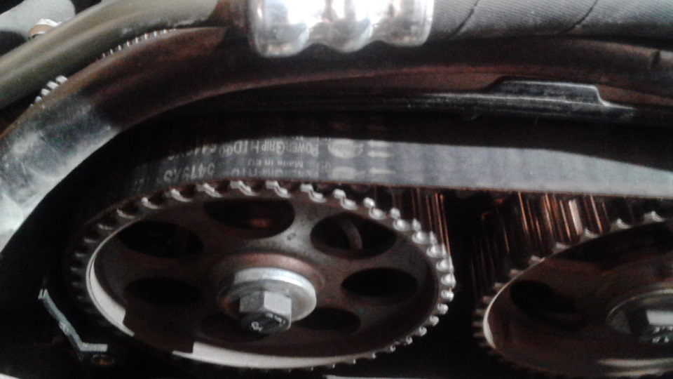 По ходу ремень грм не походу подскажите стоит ли поменять или и так ...