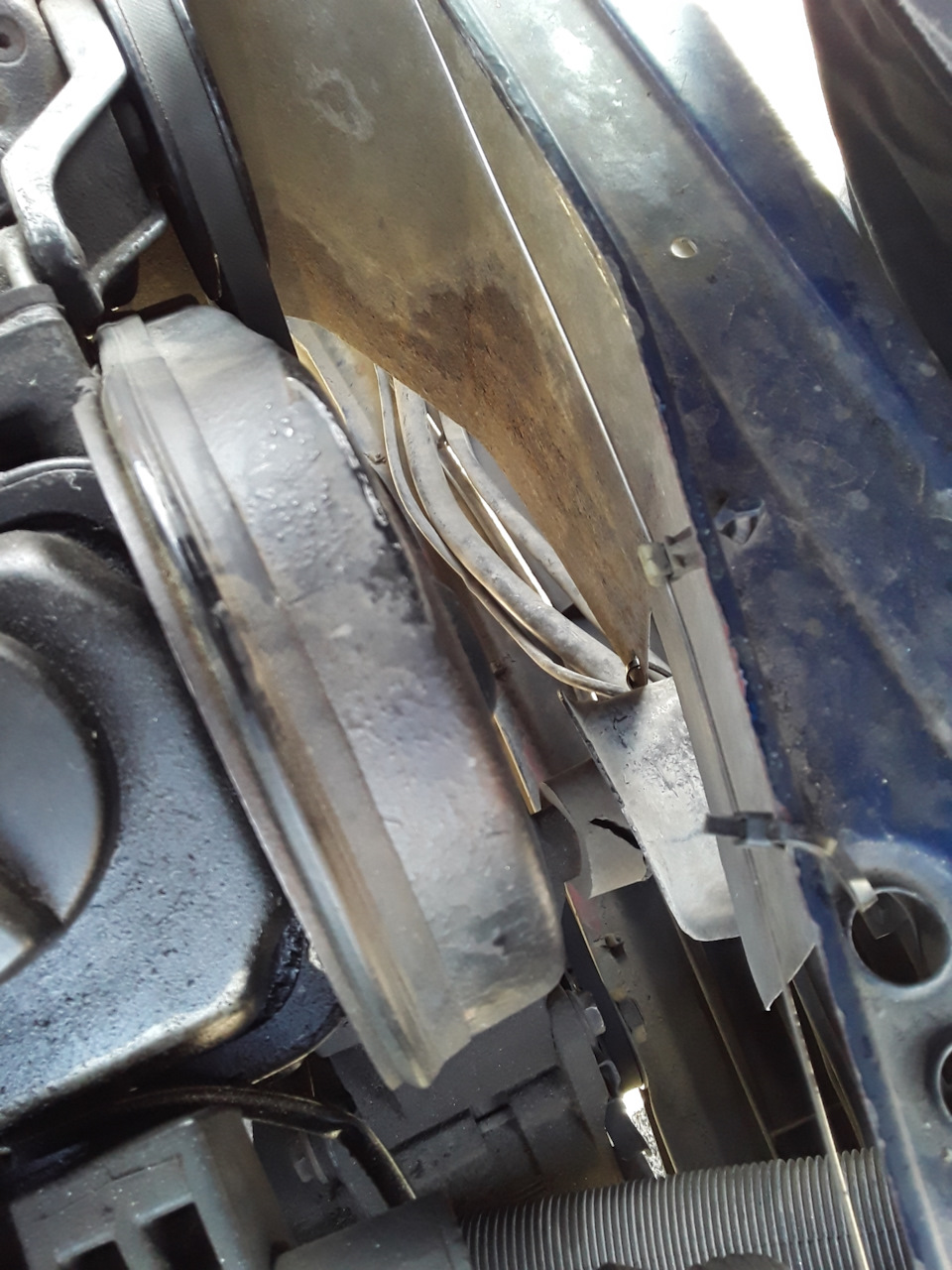 сверху — Audi 100 Avant (C3)