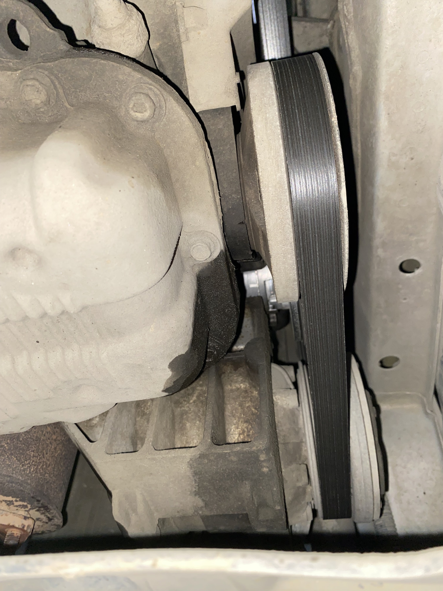 Похоже что потек сальник коленвала передний — Chevrolet Lacetti 5D, 1,4 ...