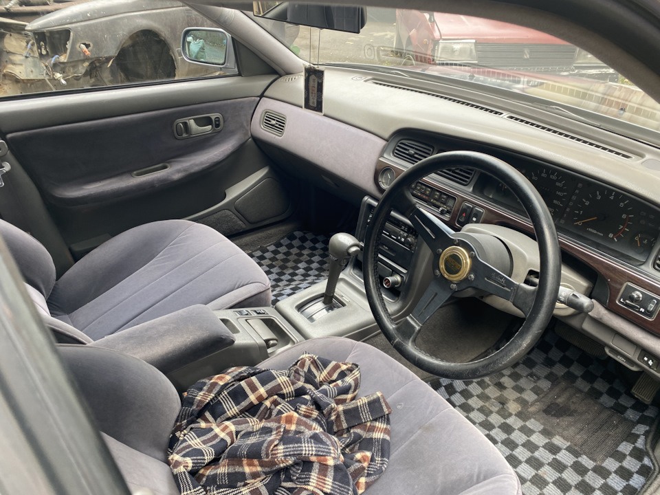 nissan laurel c33 interior