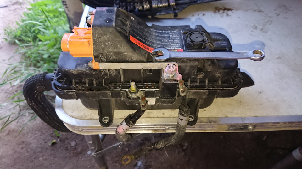 что бы снять крышку понадобился ключ на 10, открутить заземляющий кабель — Nissan Leaf (1G)