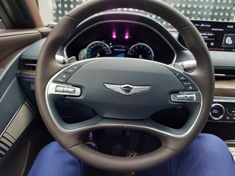 Видны пластиковые уши в нижней части — Audi A6 (C8)