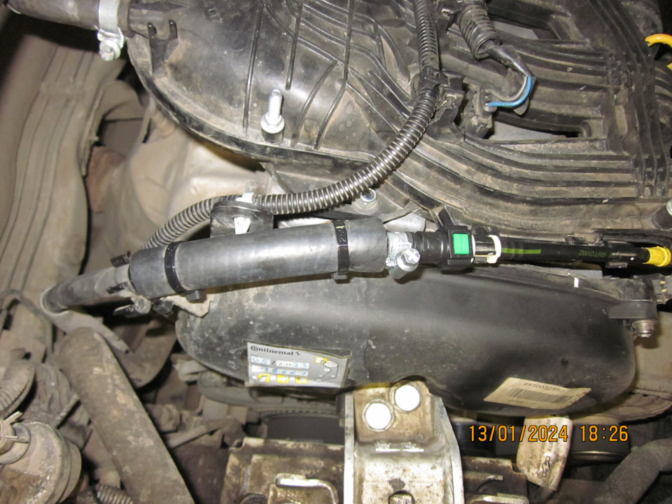 Переделанное соединение топливного шланга с неоригинальным топливным разъёмом — Lada Vesta SW (1G). Запчасти на фото: 13012024