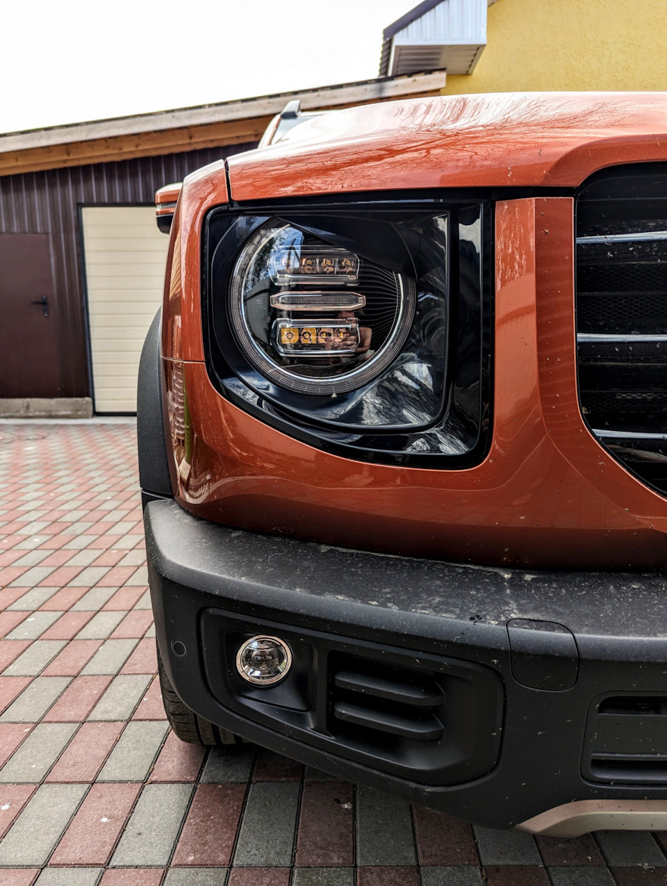 Эта же фара с китайской накладкой — Haval Dargo