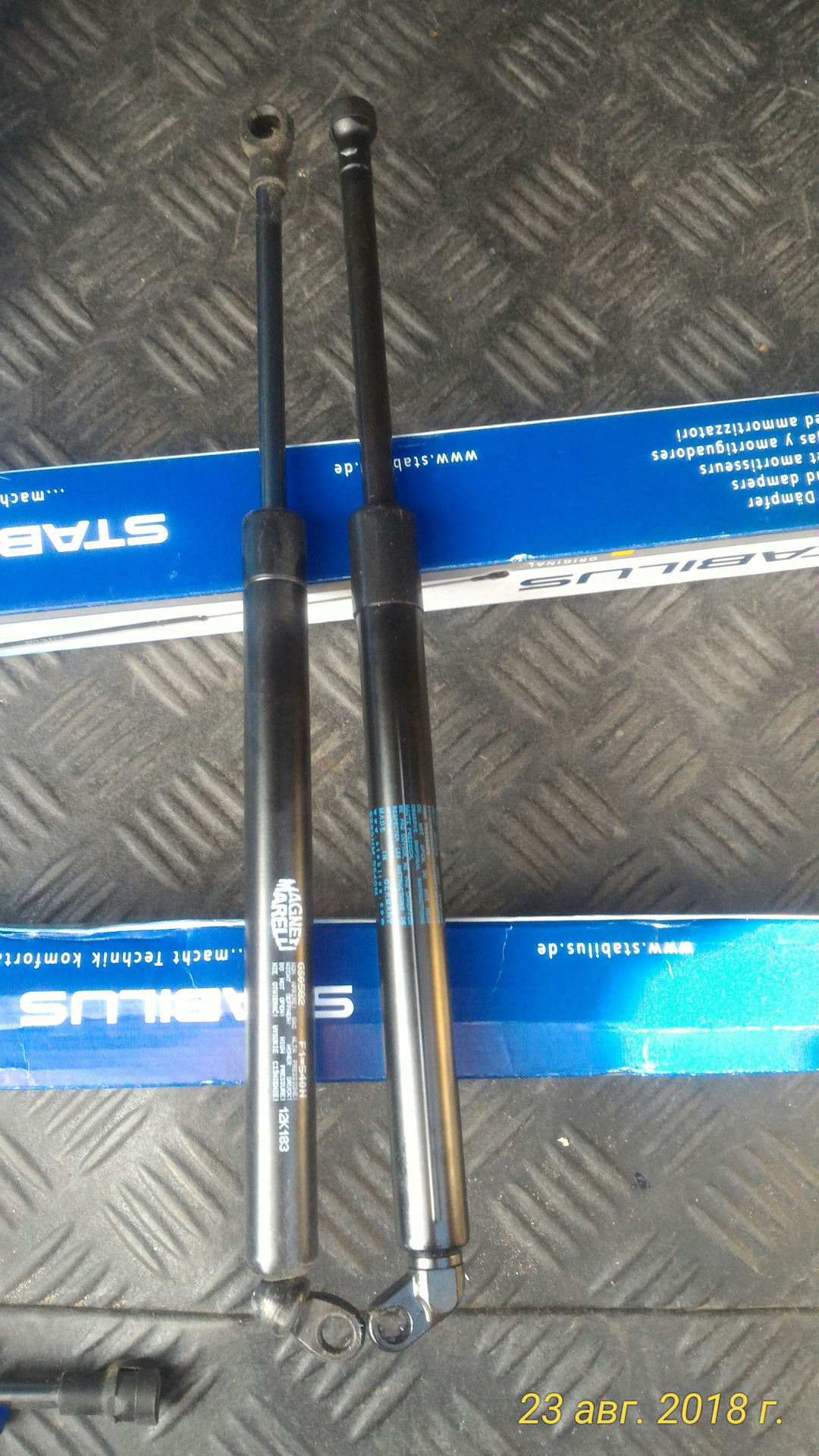 Амортизатор крышки багажника бмв е39. Амортизатор багажника е38. Bmw e39 touring амортизаторы двери. Амортизатор багажника e39 touring. Упоры багажника bmw e39.