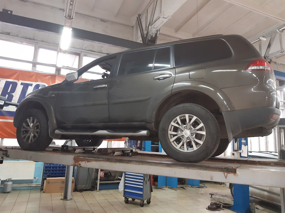 Замена тормозных колодок и шприцевание крестовин — Mitsubishi Pajero ...