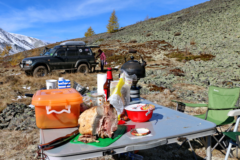 В этой поездке открыл для себе универсальный рецепт походного блюда. В чашку с растворимым пюре или лапшой строгал побольше запеченого мяса-буженины. Получалось вполне питательно и вкусно. Бонусом не требуется долго готовить еду и не надо мыть посуду. Эврика! :)) — Toyota Land Cruiser 80