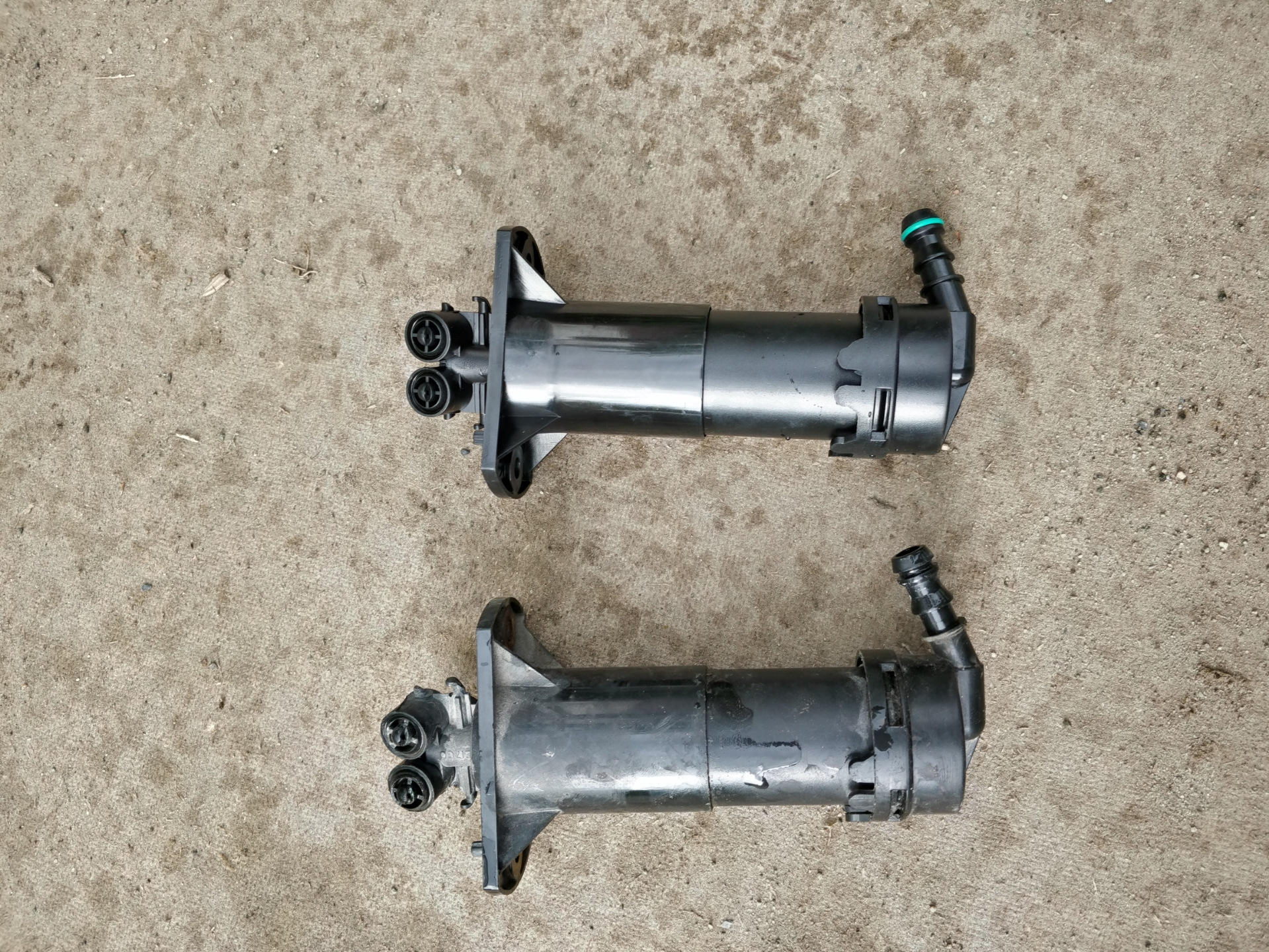 28. Замена форсунки омывателя фар. — Audi Q7 (1G), 3 л, 2008 года ...