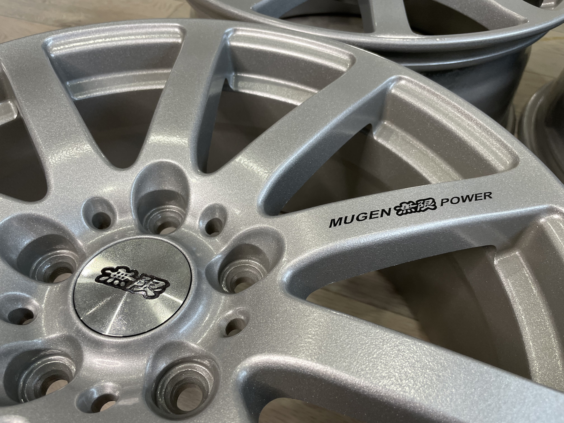 Характеристики литых дисков и mugen r18. Диски mugen r18. Диски mugen r17 honda accord 7. Диски муген на хонду. Диски mugen.