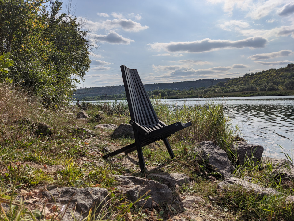 В воде на кресле