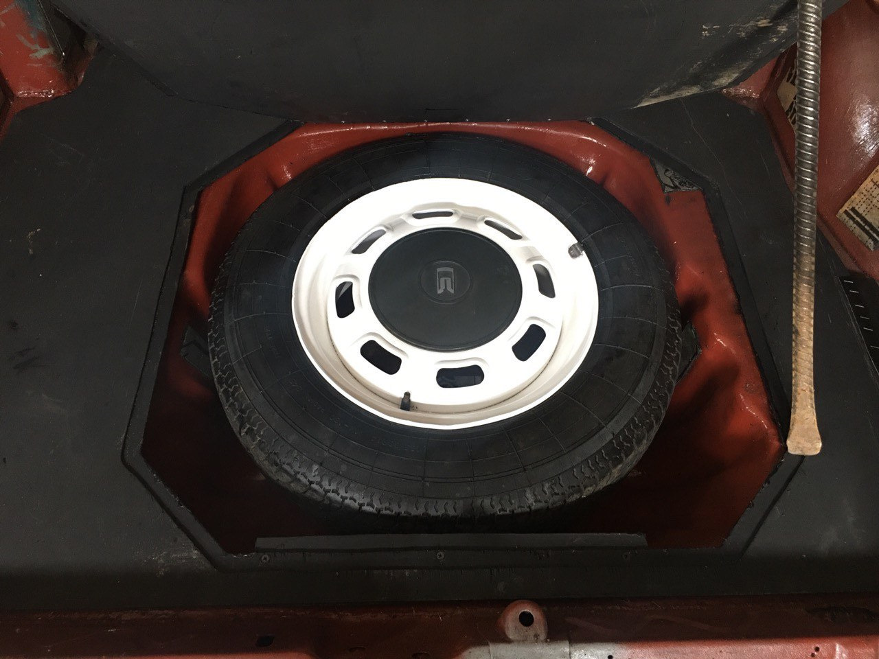 Запаска в багажнике — Москвич Князь Владимир, 2 л, 1998 года | своими ...