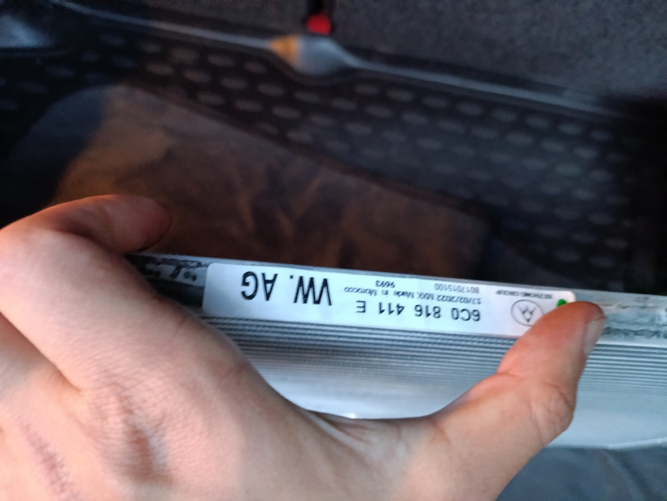 Радиатор кондиционера — оригинал — SEAT Ibiza (6J). Запчасти на фото: 6C0816411E