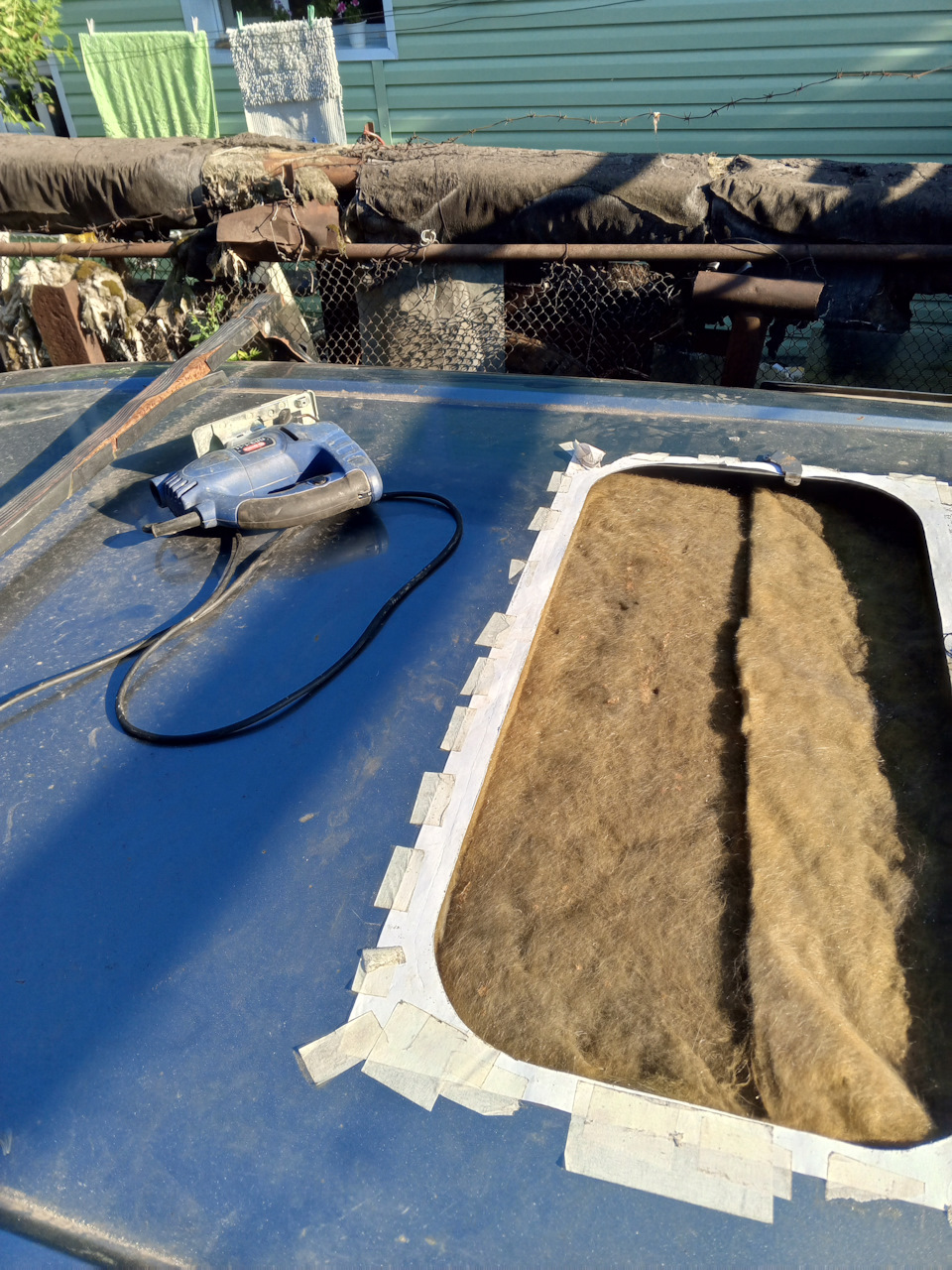 Потолок, как видите, не опускал и не резал пока. Только открутил ручки. Стекловата практически прорезана по периметру, немного дорезать пришлось. — Lada 2120 Надежда