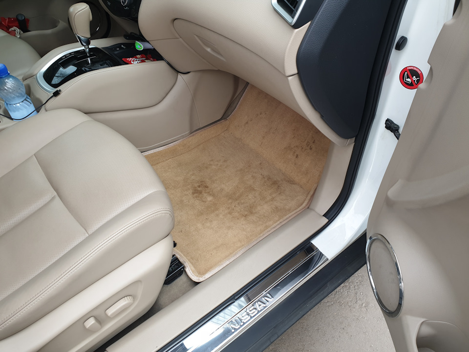 коврам год и 7 месяцев :) На даче грязи до ужаса. Вот так они выглядят после того как ребенок залез в машину в грязнющих ботинках. Состояние на 4 ку твердую. Всё также радуют и не промокают. — Nissan X-Trail III (t32)