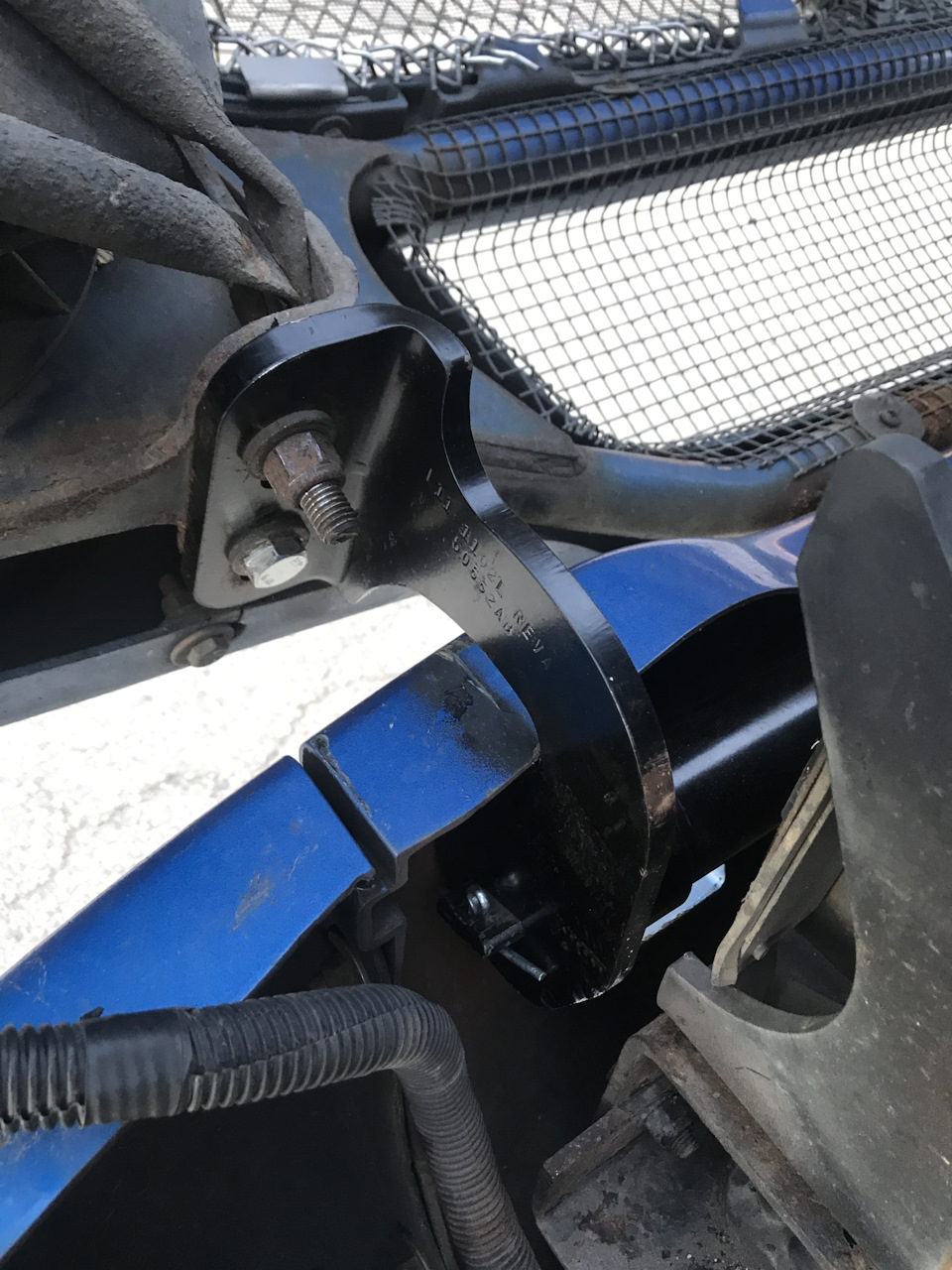 Какие же сволочи! Ну вот. У меня новая ось. А то я этот капот уже двумя руками открывал пердя и кряхтя одновременно. — Kenworth T2000