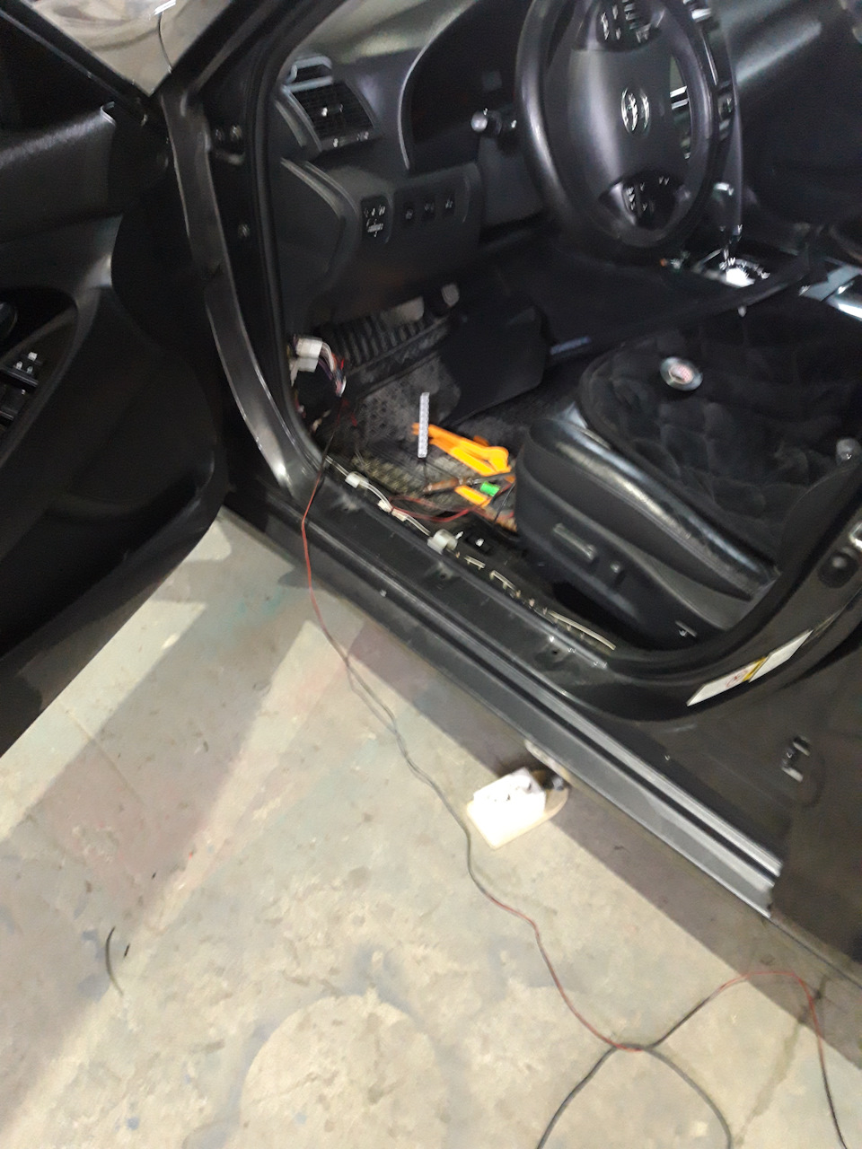 Подсветка для ног — Toyota Camry (XV40), 2,4 л, 2011 года | тюнинг | DRIVE2