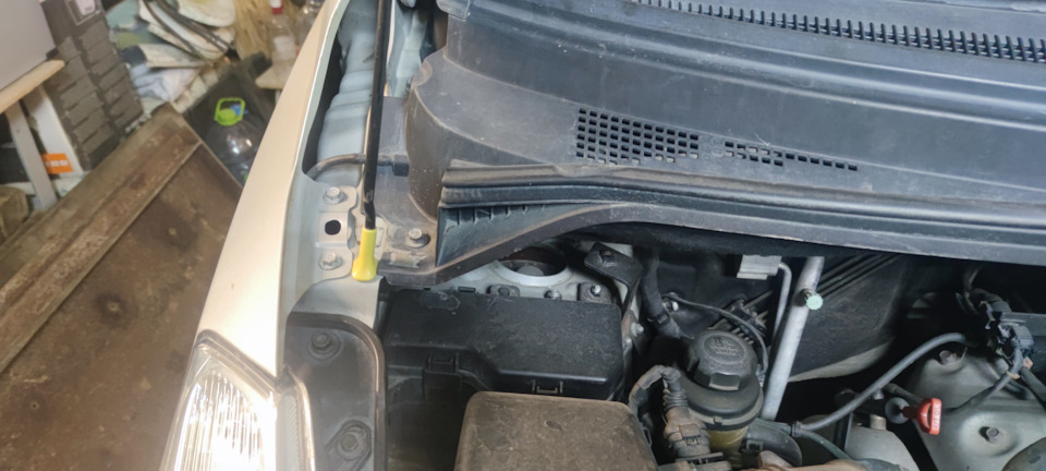 Уплотнитель капота. — Hyundai Grand Starex, 2,5 л, 2008 года | своими ...