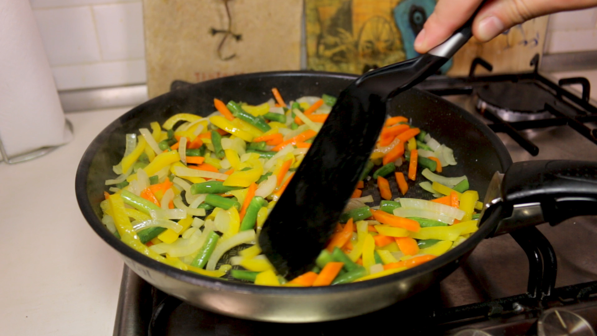 Рецепт горбуши с овощами на сковороде. Горбуша на сковороде сочная. Горбуша с луком и морковью на сковороде. Горбуша в сливках на сковороде. Горбуша тушеная в сливочном масле и луком.