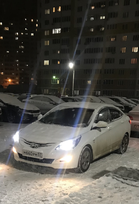 хендай солярис 2018 разбитый. белый хендай солярис во дворе. белый хендай солярис. хендай солярис 2020 во дворе. хендай солярис белый свет.