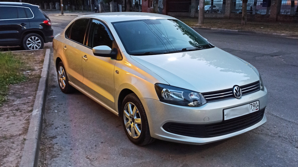 Volkswagen Polo Sedan 1.6 бензиновый 2013 | Серебристо-желтый на DRIVE2