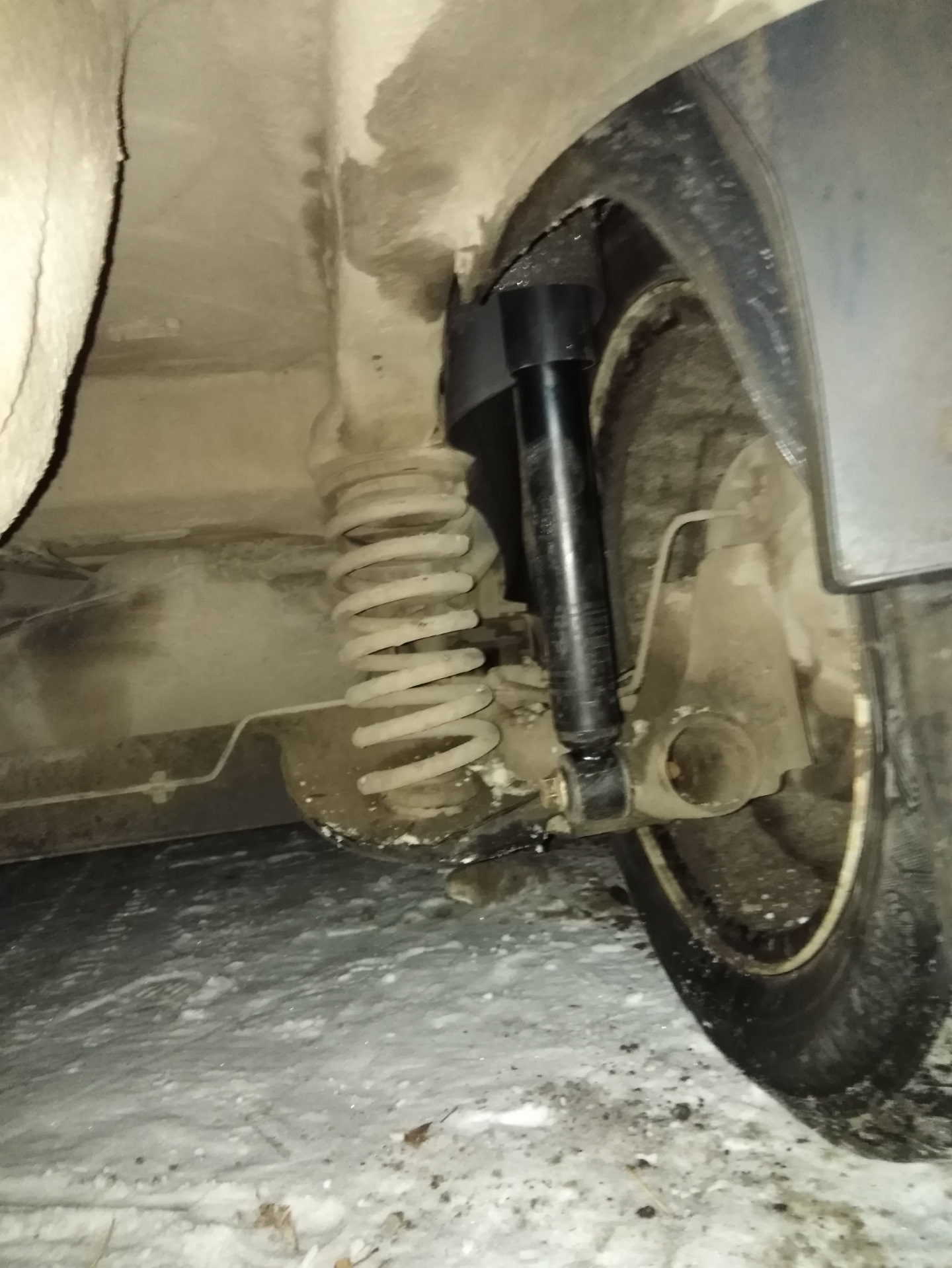 Как поменять амортизаторы на логан 1 Замена задних амортизаторов - Renault Logan (1G), 1,6 л, 2011 года поломка DRIVE