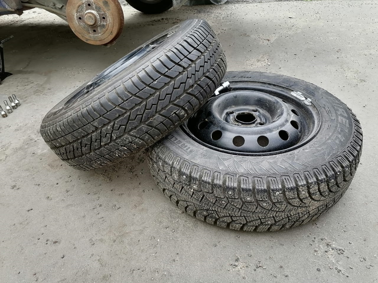 Летняя запаска зимой. Летняя запаска зимой. Фрикционная резина фото. Шины 4 сезона. Фрикционная резина.