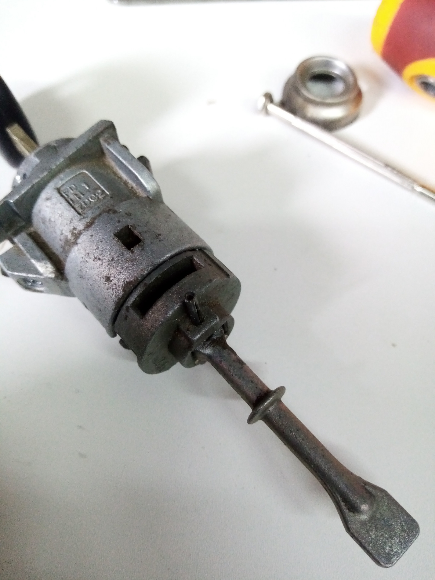 вынуть штифт