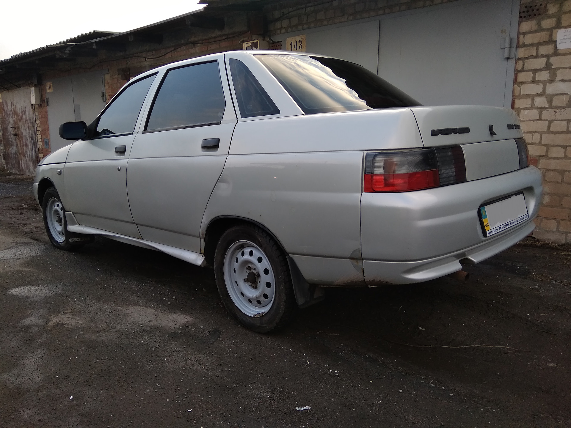 Удаление вмятины шпаклевкой со стекловолокном — Lada 21104, 1,6 л, 2005  года | своими руками | DRIVE2