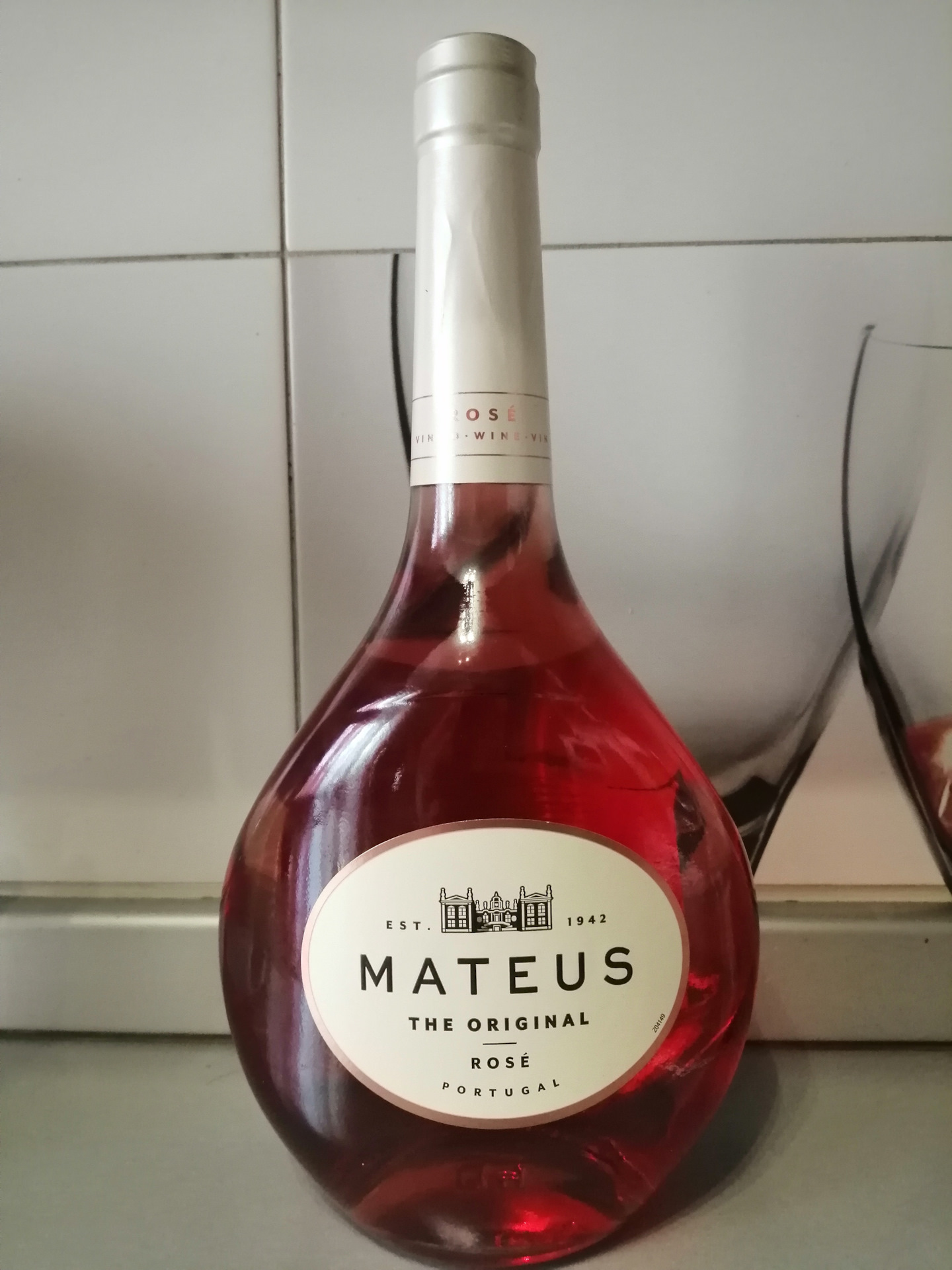 Вина португалии розовое полусухое. Вино "Mateus" Rose. Португальское вино. Вино розовое полусухое Португалия Mateus. Вино Mateus Rose розовое полусухое.