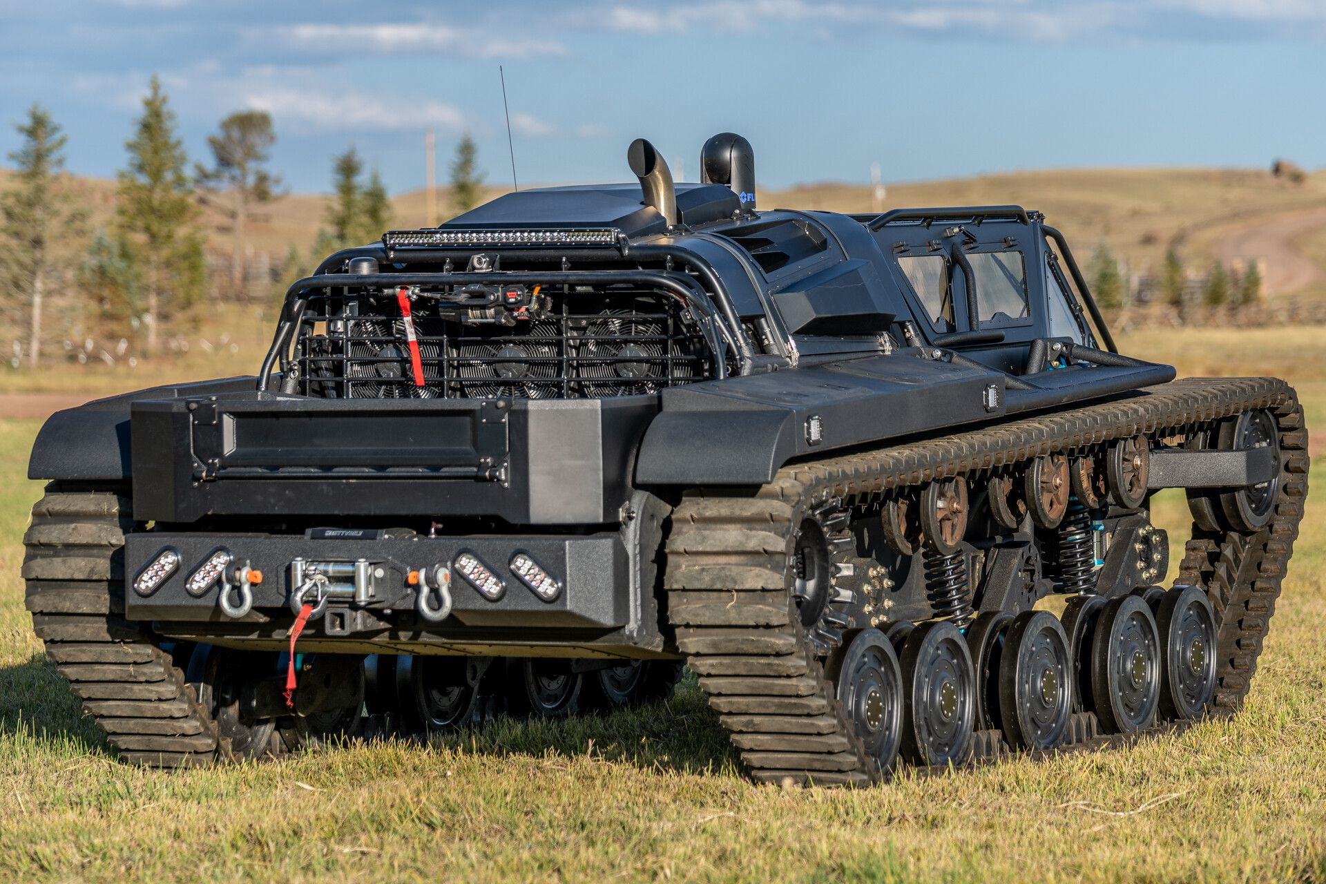 Вездеход танк фото Танк для отдыха Insane Ripsaw EV3-F4 доставит вас куда угодно и когда угодно - D