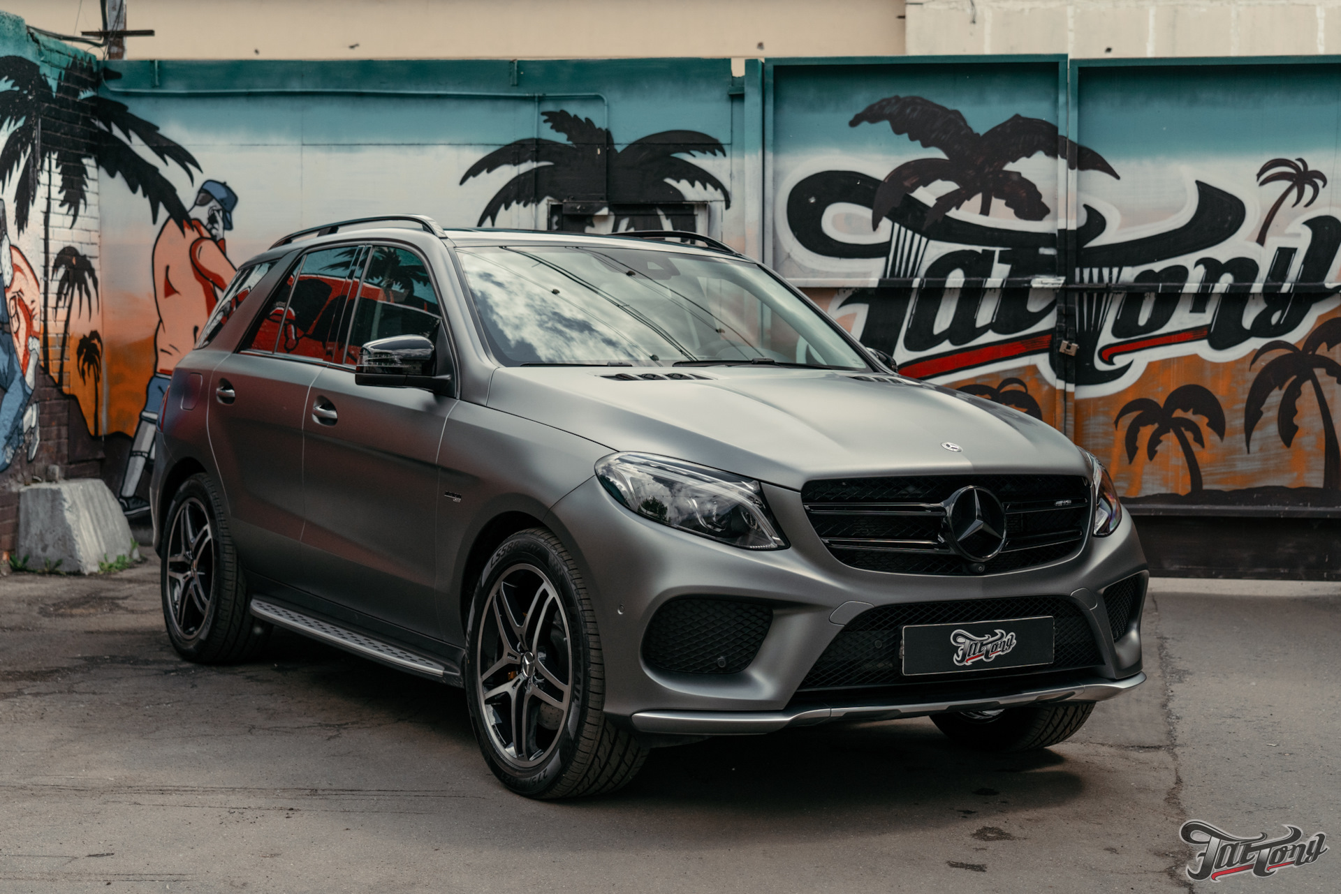 Подарок жене от мужа: оклеили Mercedes GLE 43 AMG винилом и полиуретаном,  выполнили антихром, окрасили диски и суппорта, перетянули руль и добавили  ковры, сделали детейлинг — FatTony на DRIVE2