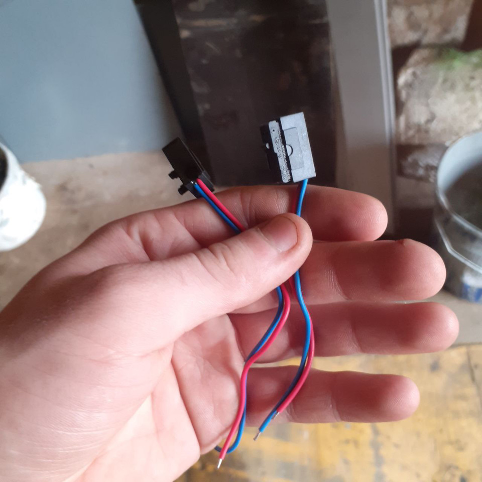 Замена микровыключателей двери — Audi A6 (C5), 1,9 л, 1997 года ...