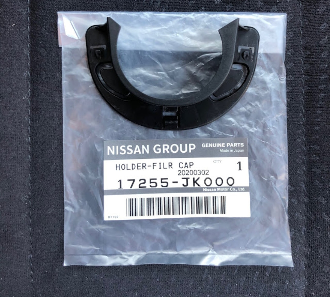 Nissan артикул. Кронштейн-17255jk000 Nissan. Nissan 17255-jk000. Держатель крышки бензобака Ниссан. Держатель крышки топливного бака 17255jk000 Nissan Красноярск.