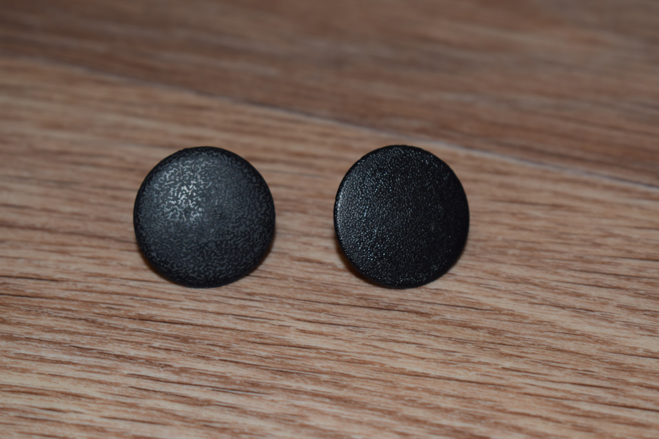 Слева клипса H&Q 70203091, справа оригинал Ford — Ford Fiesta (Mk VI). Запчасти на фото: 70203091