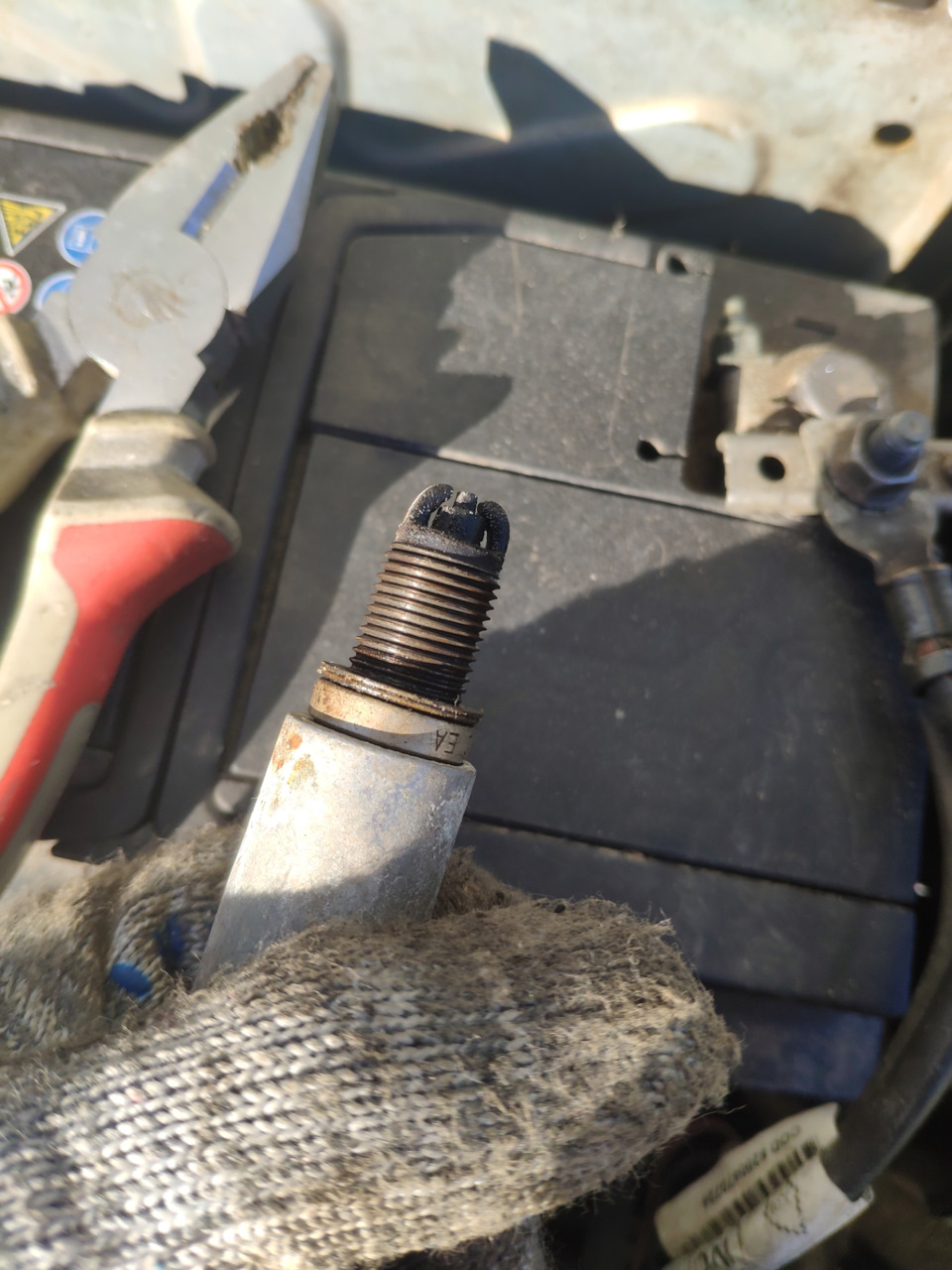 Изолятор свечи сверху в нагаре — Renault Logan (1G), 1,4 л., 2006 года ...