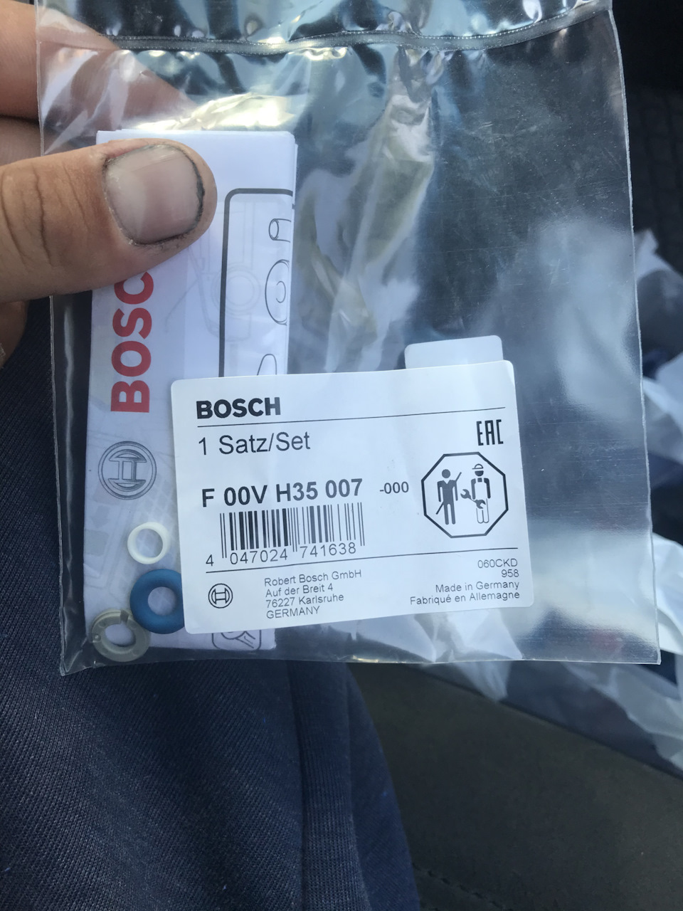 Фото в бортжурнале Volkswagen Passat B6. Запчасти на фото: F00VH35007, 047024