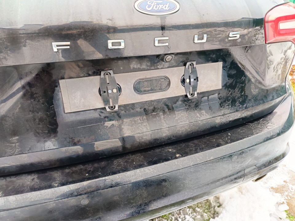 Безрамочное крепление номерного знака — Ford Focus Wagon IV, 1,5 л ...