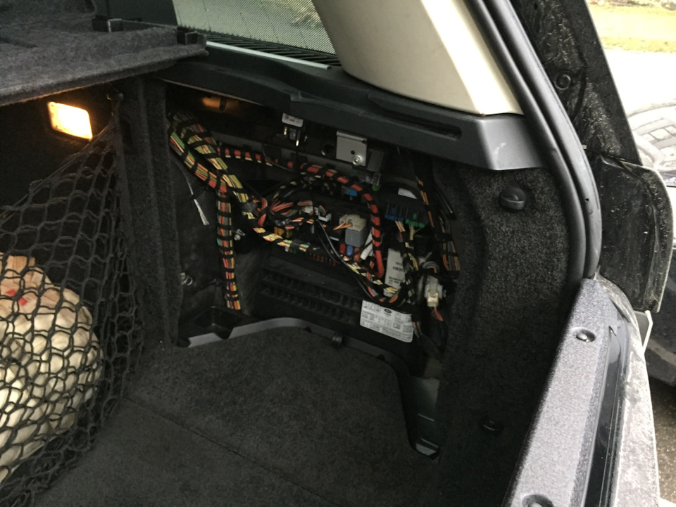 Правая ниша багажника. В ней и прячется Webasto Telestart T90. — Land Rover Range Rover (3G)