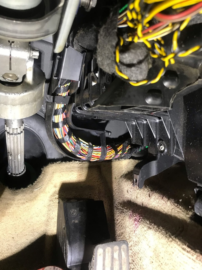 Куда то пропал антифриз, нашёл утечку в ногах водителя — BMW 5 series ...