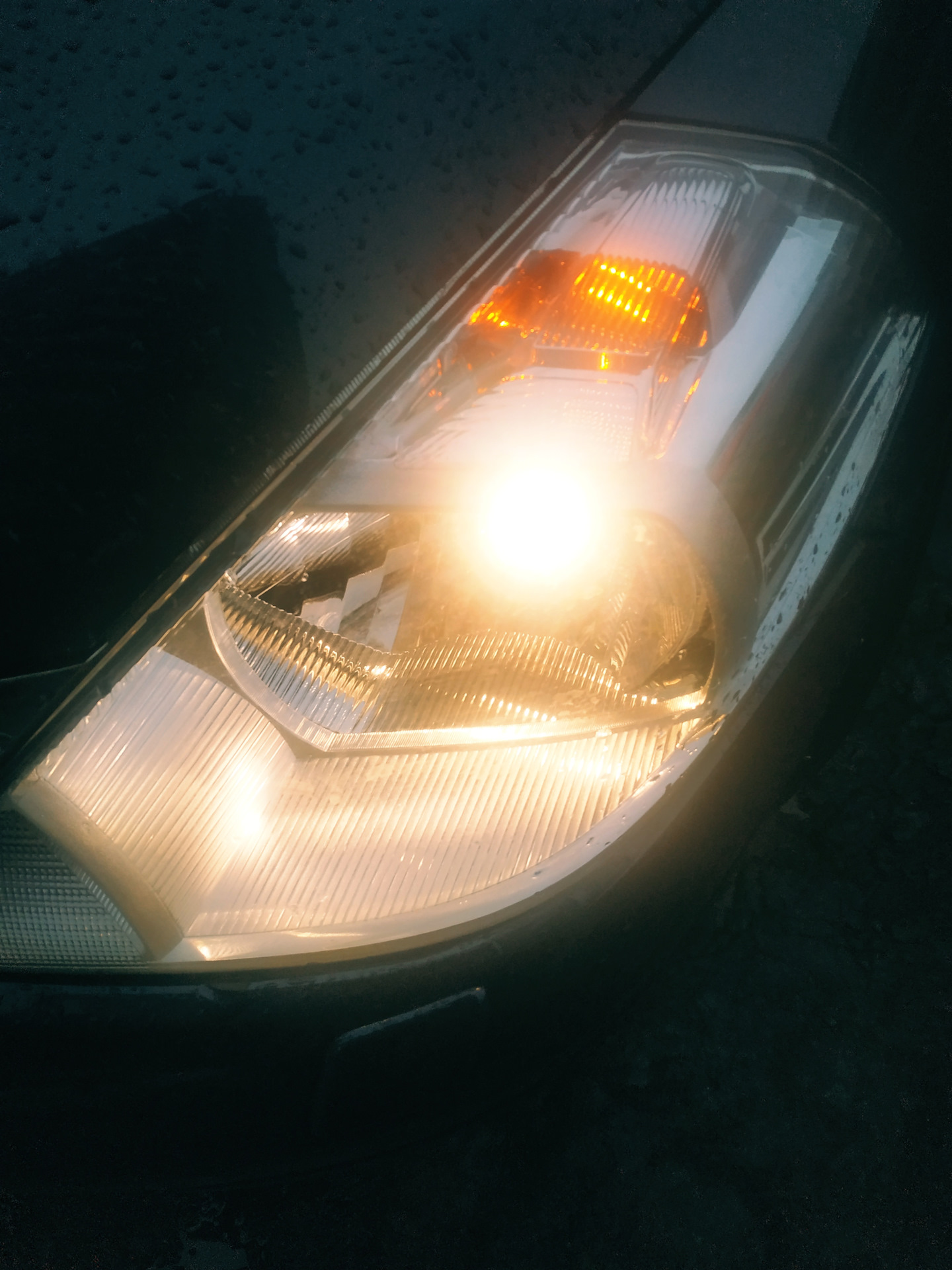 Оранжевый свет в габариты! — Nissan Tiida (1G), 1,6 л, 2011 года ...